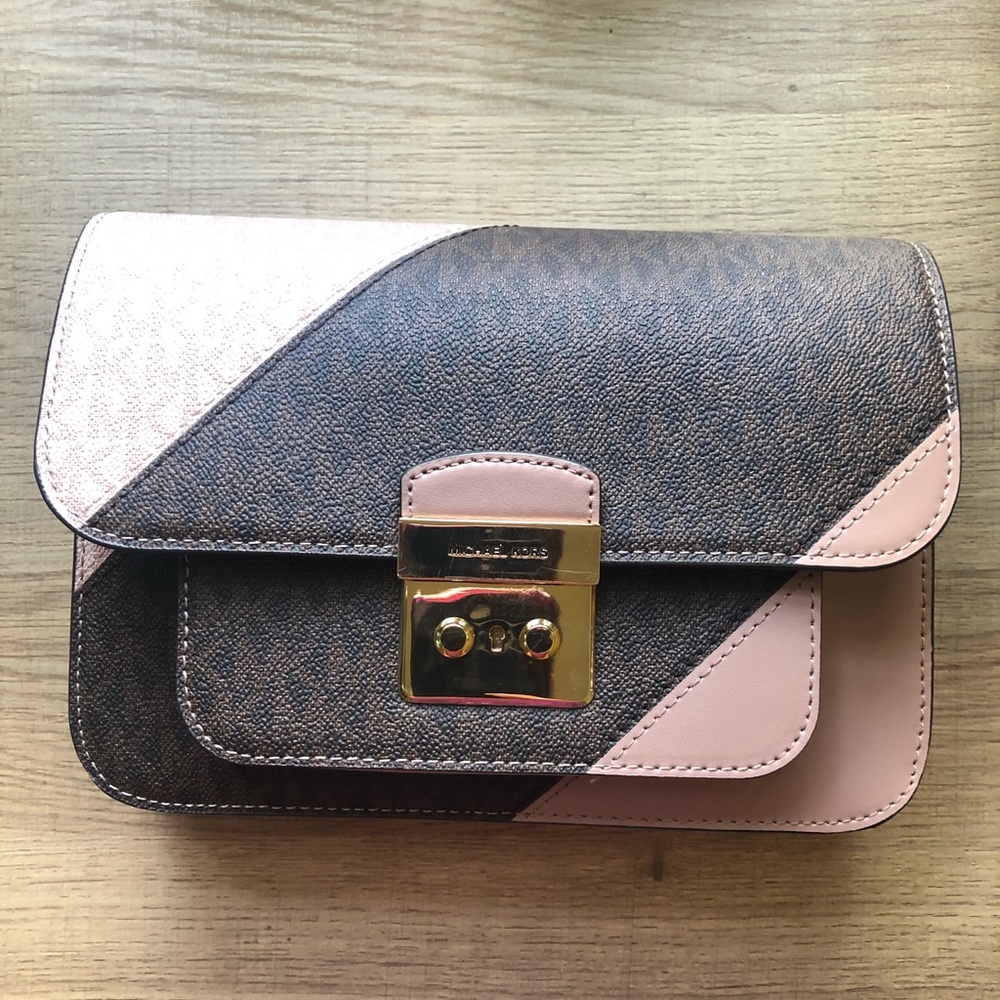 Excellent Michael Kors shoulder bag.